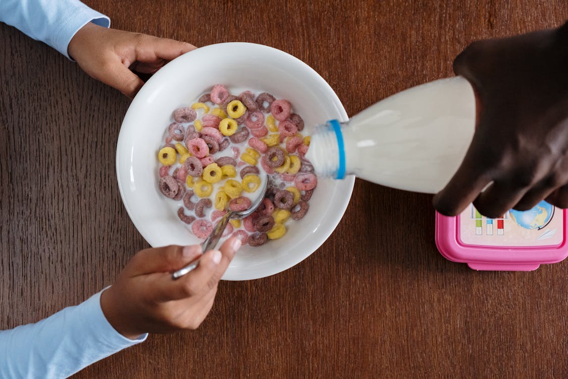 Mleko z laktozą a bez: różnice i porównanie